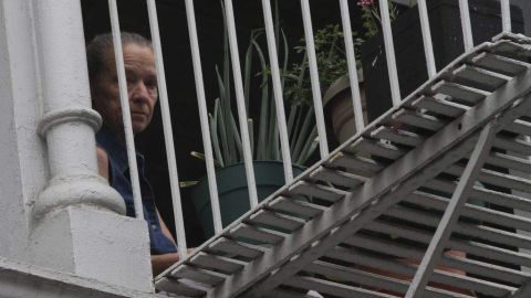 Julie Patz ve por la ventana de su apartamento en Soho, en Manhattan.