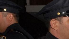 El detective Kenneth Ayala quien salvó a varios compañeros (izquierda) fue uno de los oficiales ascendidos durante la ceremonia realizada ayer.