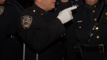 El detective Kenneth Ayala quien salvó a varios compañeros (izquierda) fue uno de los oficiales ascendidos durante la ceremonia realizada ayer.