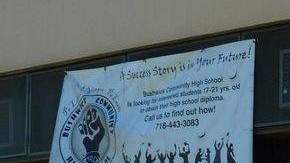 Jesús González, a la extrema izquierda, junto a un grupo de estudiantes que respaldan sus aspiraciones.