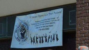 Jesús González, a la extrema izquierda, junto a un grupo de estudiantes que respaldan sus aspiraciones.