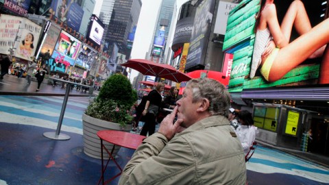 Plazas peatonales como Times Square volverán a cobijar a los fumadores de NY.