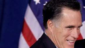 Mitt Romney, el ahora abanderado oficial del Partido Republicano, (i), saluda a Donald Trump.