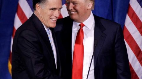 Mitt Romney, el ahora abanderado oficial del Partido Republicano, (i), saluda a Donald Trump.