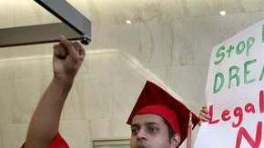 Jóvenes muestran su apoyo al DREAM Act y a  estudiantes que corrían el riesgo de ser arrestados el año pasado en LA.
