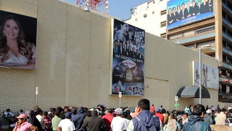 Maestros de la Coordinadora Nacional de Trabajadores de la Educación, cuando ayer realizaron  un mitin frente a las instalaciones de una televisora mexicana.