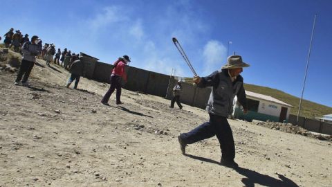 Peruanos se enfrentan a la policía en la localidad de Espinar, en el departamento del Cuzco, donde los campesinos apoyan un paro contra la minera suiza Xstrata.
