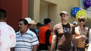 Dos mujeres en el desfile homosexual de 2010 en West Hollywood.