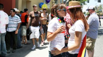 Dos mujeres en el desfile homosexual de 2010 en West Hollywood.