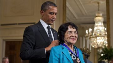 El presidente de EE.UU., Barack Obama, otorga la "Medalla de la Libertad" a la activista mexicoamericana Dolores Huerta.