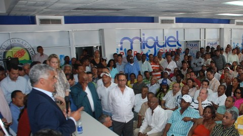 Miguel Vargas en una de sus actividades proselitistas antes de perder la precandidatura del PRD en marzo de 2011 frente a Hipólito Mejía.