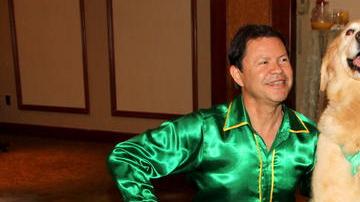 José fuentes y Carrie, la perrita que baila salsa, merengue y otros ritmos latinos.