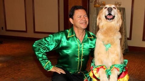 José fuentes y Carrie, la perrita que baila salsa, merengue y otros ritmos latinos.