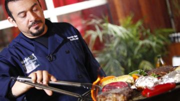 Erik Sierra, del restaurante Red Fish Grill en Miami, durante su reciente participación en un concurso de parrilladas.
