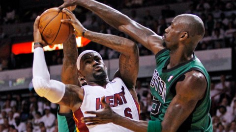 Kevin Garnett (der.) y Mickael Pietrus (atrás) tratan de bloquear un tiro de LeBron James (6).