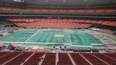 El Astrodome de Houston se encuentra muy deteriorado y casi en el abandono.