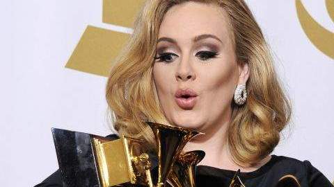 Adele posa tras convertirse en la gran triunfadora de la 54 edición de Grammy tras alzarse con seis premios.