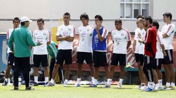 El entrenador de la selección mexicana 'Chepo' De la Torre da instrucciones a sus jugadores.