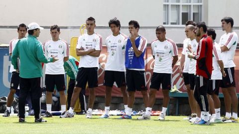 El entrenador de la selección mexicana 'Chepo' De la Torre da instrucciones a sus jugadores.
