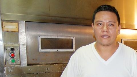 Al panadero Gilberto Sánchez, de El Bronx, le preocupa que el alcalde Bloomberg censure el pan, porque tiene muchas calorías.
