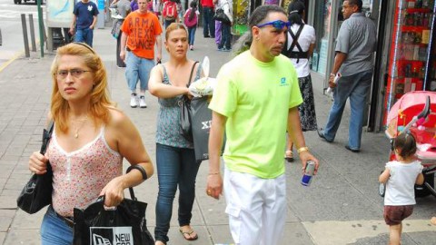En la avenida West Fordham Road, los nombres de Charles Rangel y Adriano Espaillat no son desconocidos, pero no se aprecia una preferencia definida.