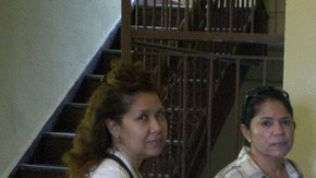 Las inquilinas (de izq. a der.) Josefina Peña, Juana Sánchez, María Negrón y Marta Corporán se quejan de falta de mantenimiento de su edificio.