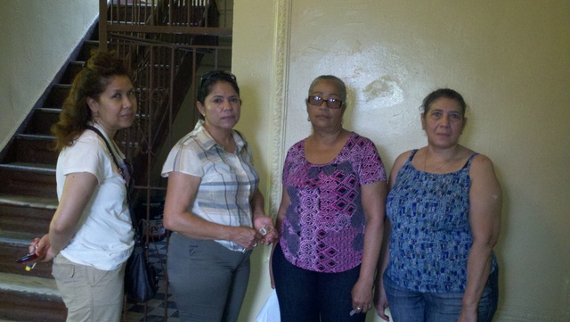 Las inquilinas (de izq. a der.) Josefina Peña, Juana Sánchez, María Negrón y Marta Corporán se quejan de falta de mantenimiento de su edificio.