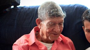 Tranquilino Castañeda muestra fotos de su pueblo natal a su hijo Oscar  Ramírez y a sus nietas Nicole y Andrea el 29 de mayo en    Framingham, Massachussetts.