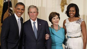 El presidente Barack Obama, el expresidente George W. Bush, Laura Bush y la primera dama Michelle Obama.