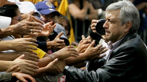 En el último sondeo difundido por el mismo matutino el 25 de abril pasado, Peña Nieto acumulaba un 42 por ciento de las preferencias electorales y López Obrador (en la foto) un 27 %.