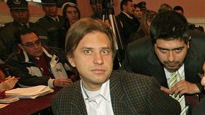 Dos implicados dialogan con sus abogados, ayer.