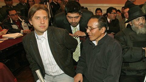 Dos implicados dialogan con sus abogados, ayer.