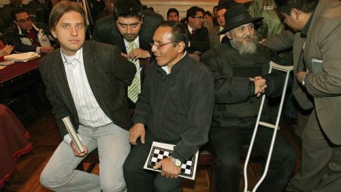 Dos implicados dialogan con sus abogados, ayer.