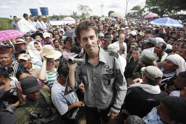 El periodista Romeo Langois aparece acompañado por habitantes de  la aldea San Isidro, luego de su liberación.