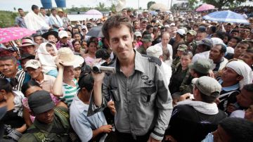 El periodista Romeo Langois aparece acompañado por habitantes de  la aldea San Isidro, luego de su liberación.