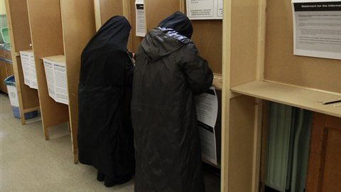 Monjas carmelitas votan en una casilla el referéndum este jueves en Dublin.