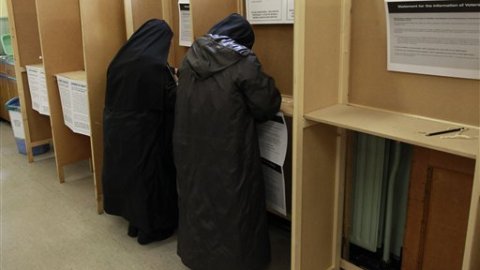 Monjas carmelitas votan en una casilla el referéndum este jueves en Dublin.