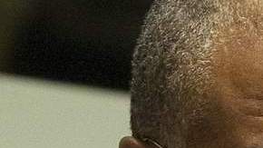 El expresidente liberiano Charles Taylor espera por el momento de su sentencia en la sala de la Corte Especial para Sierra Leona.