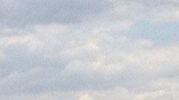 Aye, la cola de un pequeño Embraer se enganchó   con el ala de un Boeing 747 en la pista de aterrizaje.