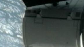 La cápsula privada no tripulada Dragón se conectó al brazo robótico de la Estación Espacial Internacional (EEI).