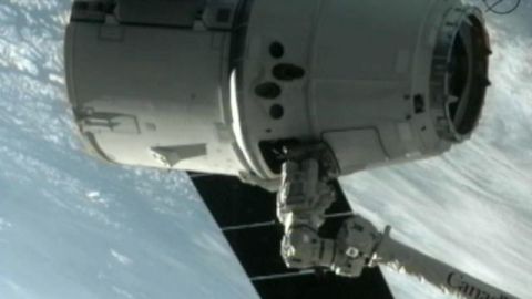 La cápsula privada no tripulada Dragón se conectó al brazo robótico de la Estación Espacial Internacional (EEI).