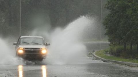 Tocó tierra el domingo en la noche cerca de Jacksonville Beach, en el noreste del estado de Florida.
