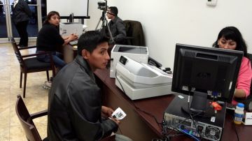 Ecuatorianos realizan diligencias en el Consulado de Ecuador, en Queens. Las matrículas consulares juegan un papel importante  para estos inmigrantes.