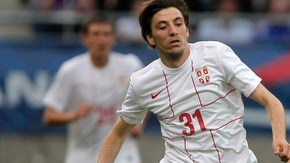 Franck Ribery (der.) volvió a ser el eje ofensivo de Francia y anotó un gol en la victoria de ayer sobre Serbia.