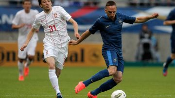 Franck Ribery (der.) volvió a ser el eje ofensivo de Francia y anotó un gol en la victoria de ayer sobre Serbia.