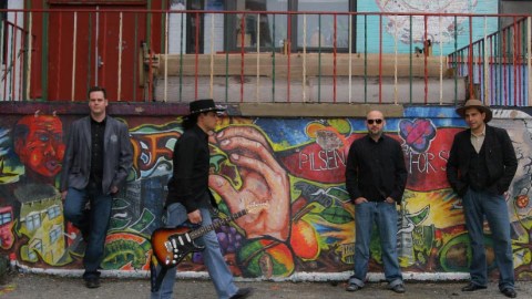 Fermín Reyes, el vocalista de Azul de Noche, la banda de música Blues y Jazz, en español le dedica una canción al barrio de Pilsen.