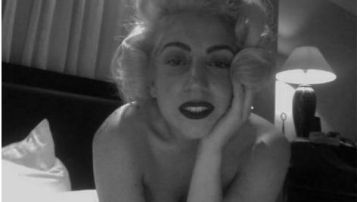 Lady Gaga rinde tributo a Marilyn Monroe con una fotografía.