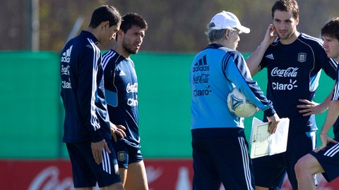 Alejandro Sabella platica con Ángel Di María, Sergio Agüero, Gonzalo Higuaín y Lionel Messi (de izq. a der.) durante la práctica de ayer.