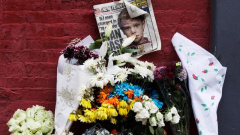 Un altar en memoria del niño Etan Patz fue lenvantado en el vecindario de SoHo donde desapareció en 1979. Pedro Hernández ha sido acusado por su muerte.