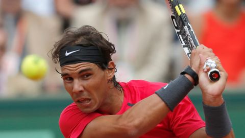 El tenista español, Rafael Nadal, mientras participaba ayer en el partido que le ganó de manera contundente  al uzbeco Denis Estomin, 6-2, 6-2, 6-0.
